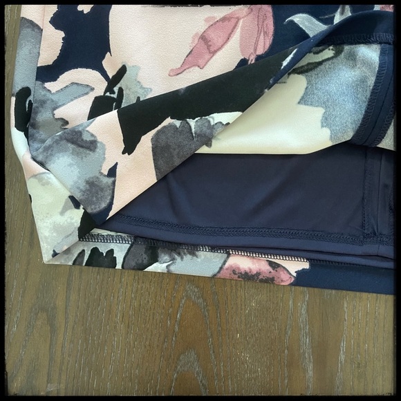 Beautiful Vince Camuto Floral Bell Sleeve Dress - Picture 7 of 8